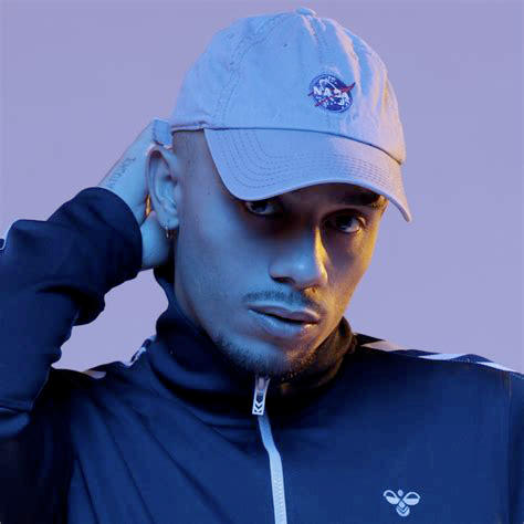 Miniature de sa chaine YouTube : Mister V Musique. Photos de Mister V