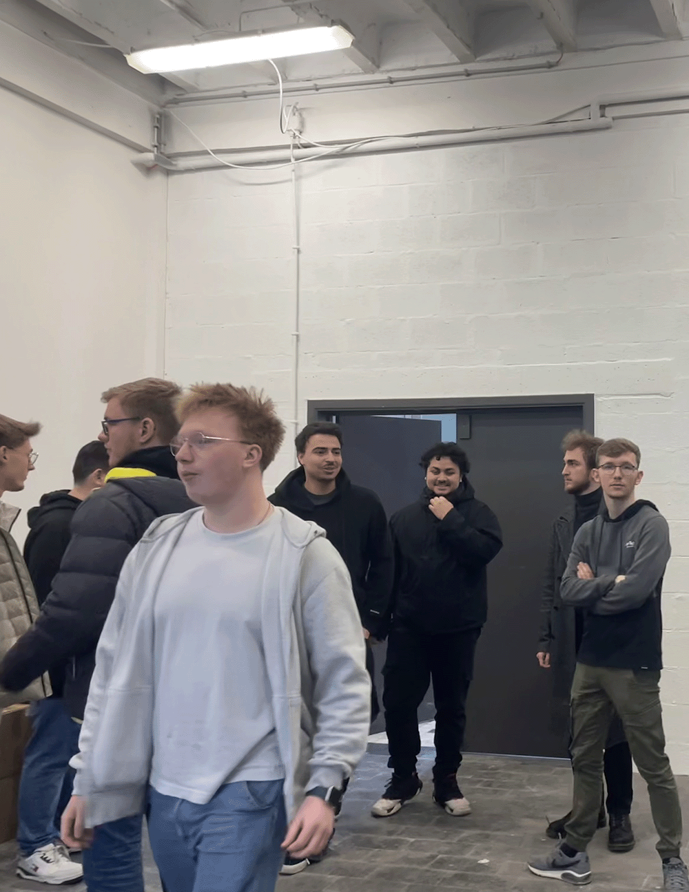 on voit l'intérieur de la salle qu'on doit rénover et des collèges de notre option disperser un peu partout dans la classe pour analyser ce que l'on peut y faire